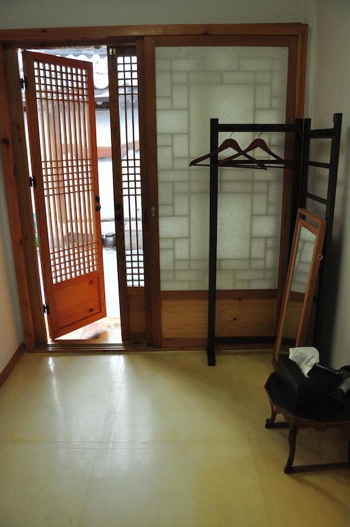 Hueahn Hanok Guesthouse Сеул Стая снимка