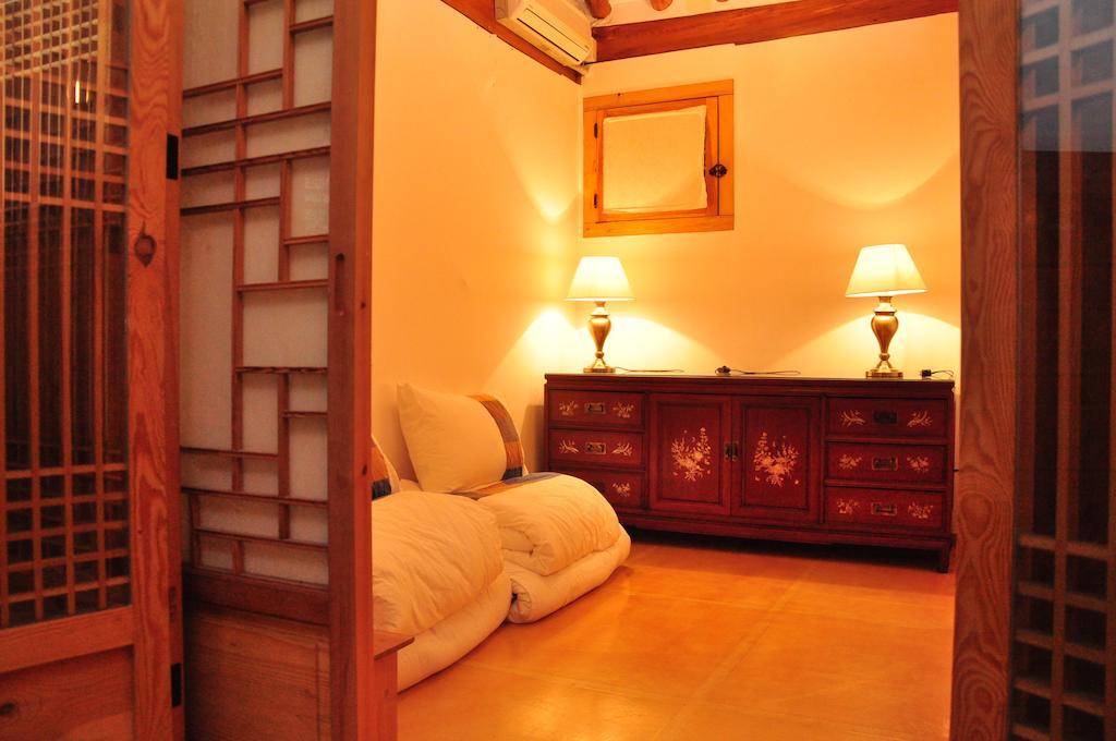 Hueahn Hanok Guesthouse Сеул Стая снимка