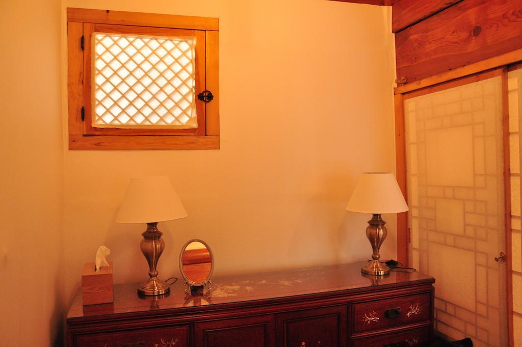 Hueahn Hanok Guesthouse Сеул Стая снимка